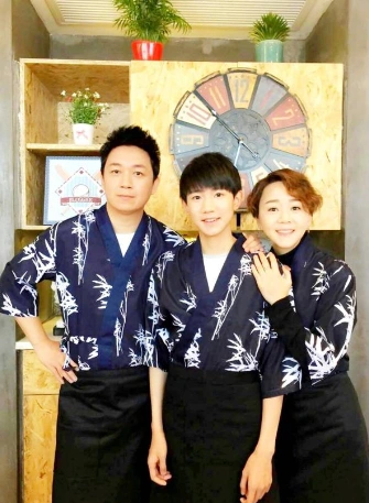 王源与潘粤明王一楠穿亲子装全家福剧照温馨有爱