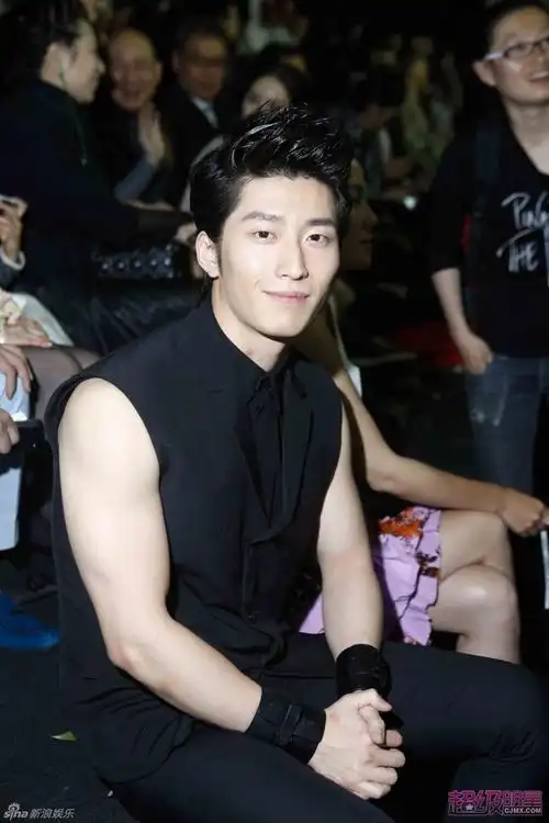 组图:窦骁上海出席时装秀 短袖亮相肌肉抢镜