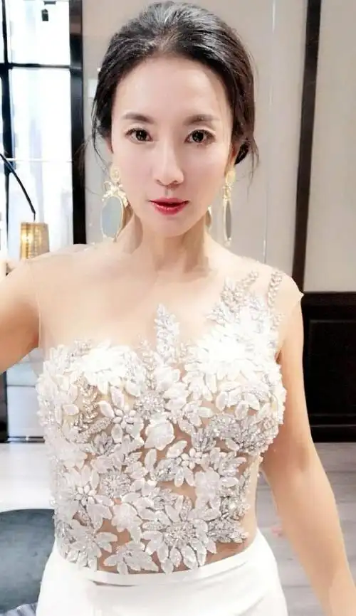 中国53岁健身女神刘叶琳曲线玲珑颜值出众坚持运动是关键