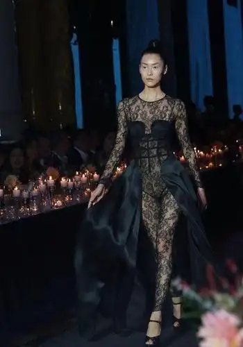 刘雯真空穿衣还能接受, 但是卫生巾造型挂脖子算什么时髦?