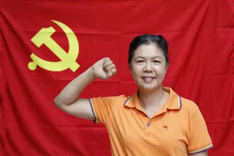 我与党旗合个影,我对党旗说句话