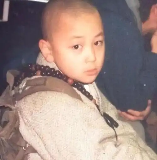 因此,尽管释小龙年纪轻轻,但他却展现出了超越同龄人的沉稳特质,显得