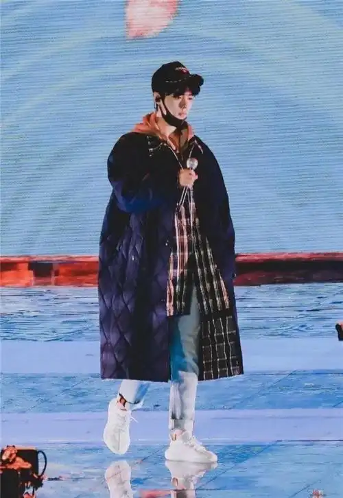 肖战又火了肖战南瓜色条纹开衫凭什么火了一整年