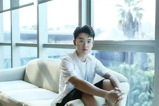 黄誉博香奈儿接吻