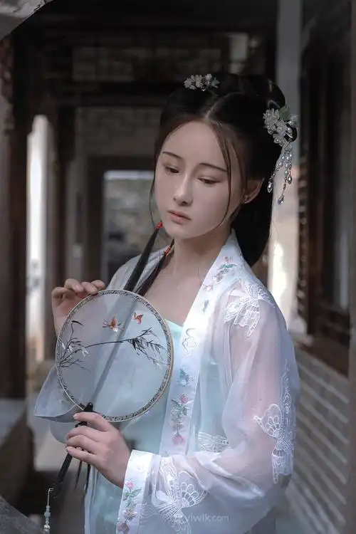 走廊绝世容颜古装美女图片