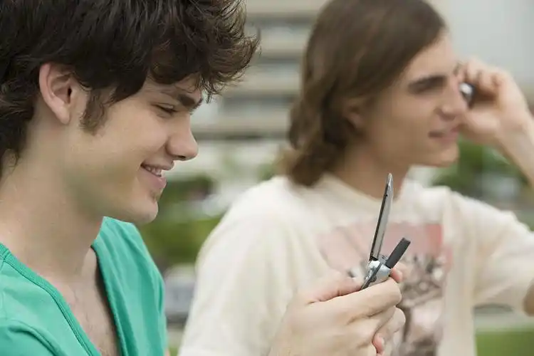 玩手机的外国男性青年图片