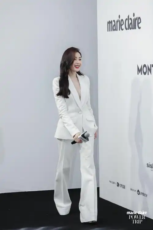 今天是张公子#@crystal张天爱今日份盛典造型大公开,白色真空西装造型