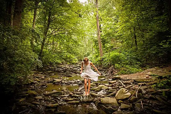 中年,女人,站立,赤足,岩石,河床,旋转,边,白色长裙,俯视