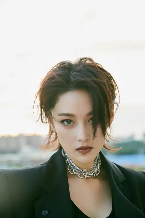 馨馨子来了张馨予化身攻气女王挑战野蛮游戏