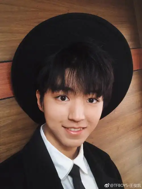 tf男孩王俊凯晒自拍啦!干净白皙的脸,呆萌到极致!网友:小哥哥