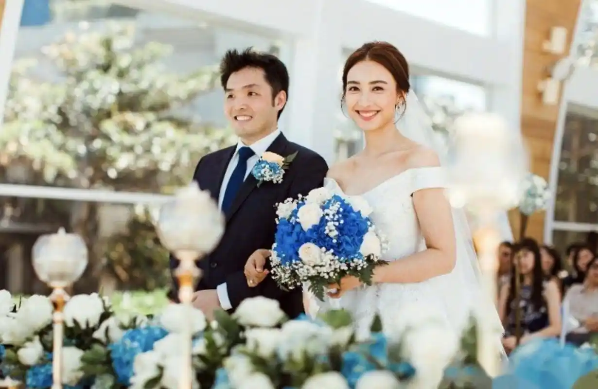 今早向媒体公布婚礼照片,两新人手牵手甜蜜灿笑,恩爱幸福