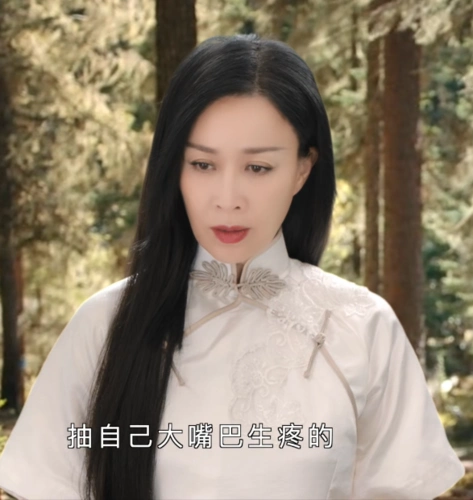 53岁那英穿司藤同款旗袍还原按唇杀名场面网友还以为是换脸