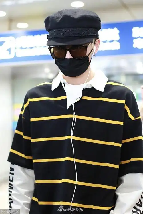 组图:林彦俊戴帽子口罩自带低气压 双手插兜疾行懒理粉丝跟拍_高清