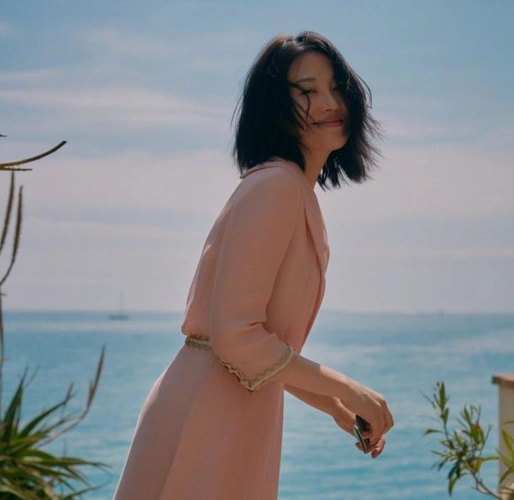 许晴52岁生日晒出短发自拍照干练清爽托腮嘟嘴十分可爱