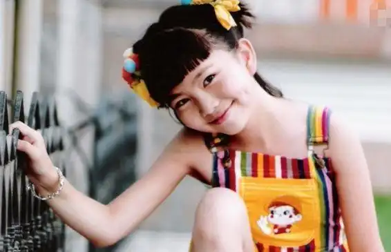 她是《家有儿女》朵朵,演艺巅峰时选择离开,如今开演唱会人山人海