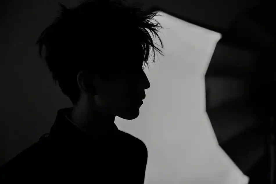 王俊凯侧颜大片 英气藏不住