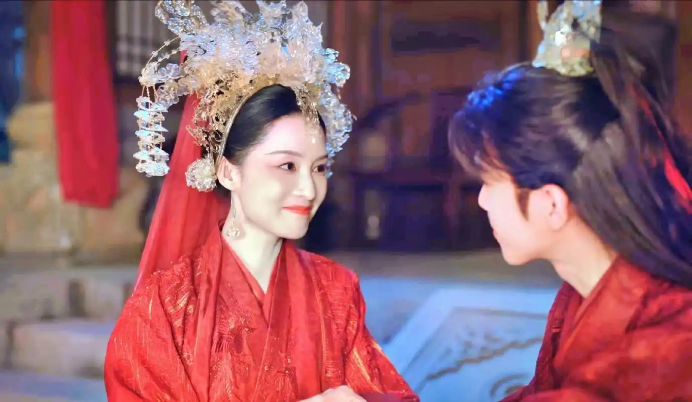 果然是结婚的女人最漂亮,这一幕李沁不仅演出了幸福与喜悦,还演出了一