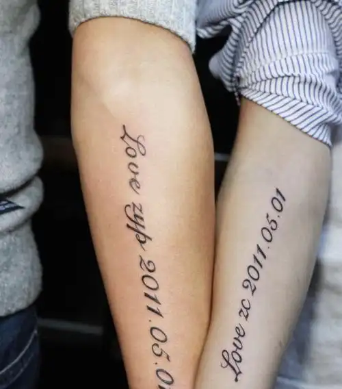 简单有纪念价值的手臂情侣纹身图案