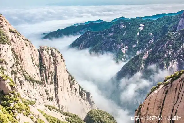 "举头红日近,回首白云低",这座山峰险峻且秀丽