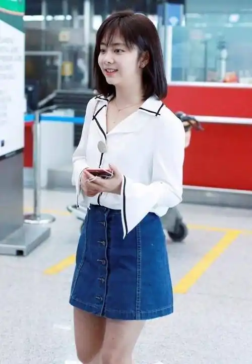谭松韵穿搭简单高级,白衬衫牛仔裤,温柔的笑容更显优雅迷人_时尚_感觉
