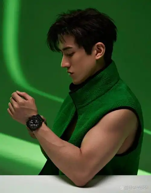 被35岁李治廷帅到了!穿背心大秀八块腹肌,堪称行走的荷尔蒙