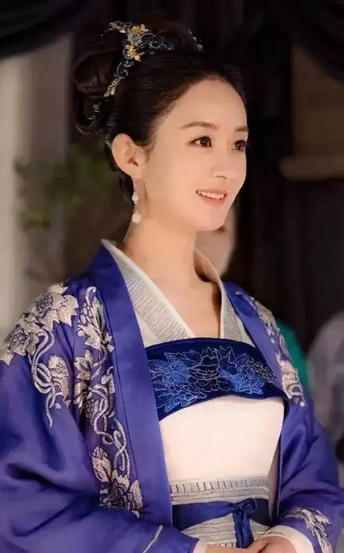 刘海,装饰也会更丰富一些,比许多古装剧中异想天开的发型认真不要太多