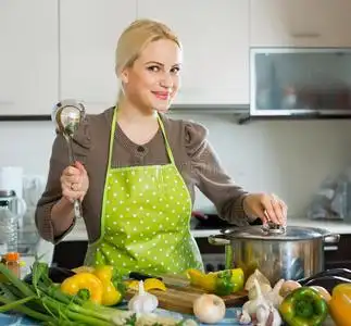 金发女孩用蔬菜做饭照片