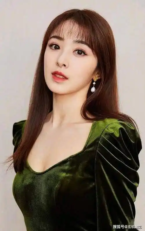 34岁张含韵,性感妩媚的照片让人眼前一亮!