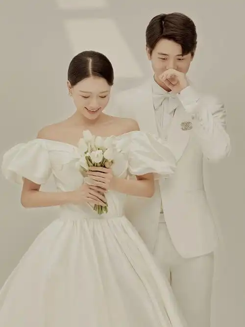 经典耐看的室内极简风婚纱照必拍的主纱