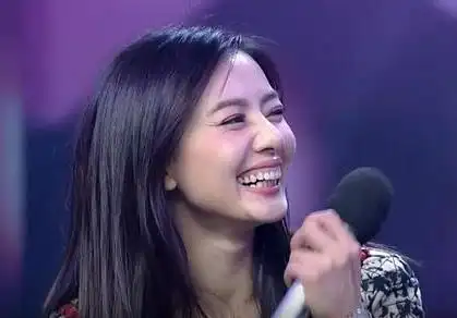 高圆圆,国民女神.平时微笑的时候很美,一旦大笑露出牙龈就不太美观了!
