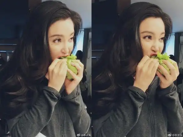 李冰冰抓生菜咧嘴啃咬,率性表情笑翻大批网友.