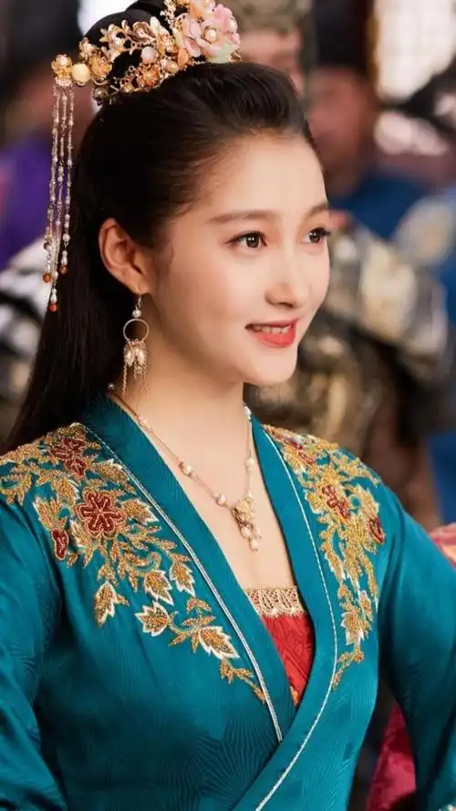 "泼天富贵"的古装发型,网友:不仅难看还费女明星,像违章建筑