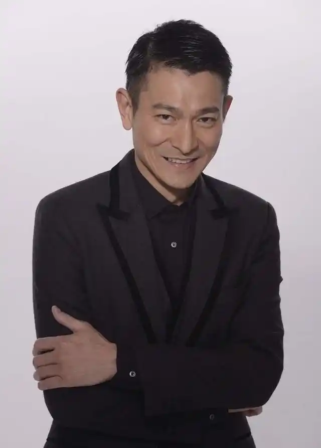 1985年刘德华进军乐坛,第一张专辑《只知道此刻爱你》未获得很大回响.