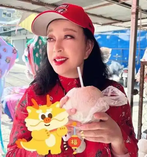 刘晓庆新年贺岁照,淡妆浓抹依旧精神,引人注目的变形