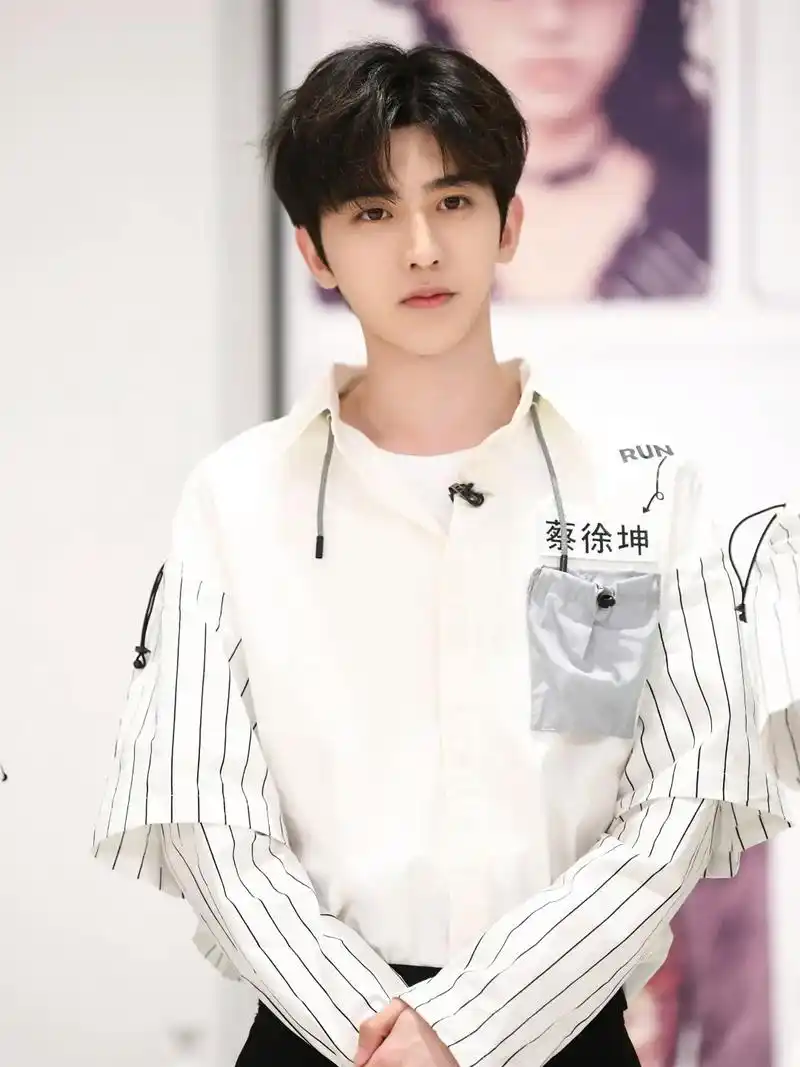 蔡徐坤#靓仔#华晨宇 我放中间不过分吧97 - 抖音