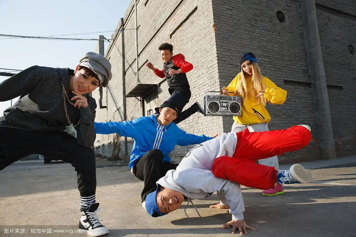 嘻哈风格的年轻人跳街舞