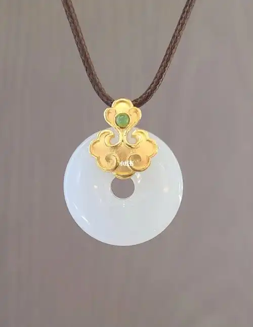 周大福和田玉吊坠
