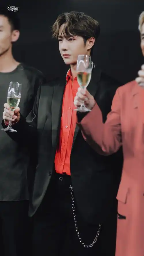 王一博这就是街舞#有你的每一天都值得庆祝可是为什么明明喝酒的是他