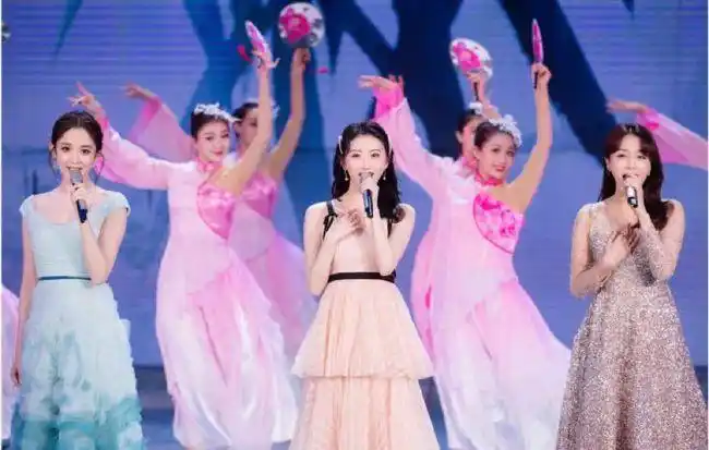 秦岚,景甜和古力娜扎现身元宵晚会,三人同台比美,堪称视觉盛宴