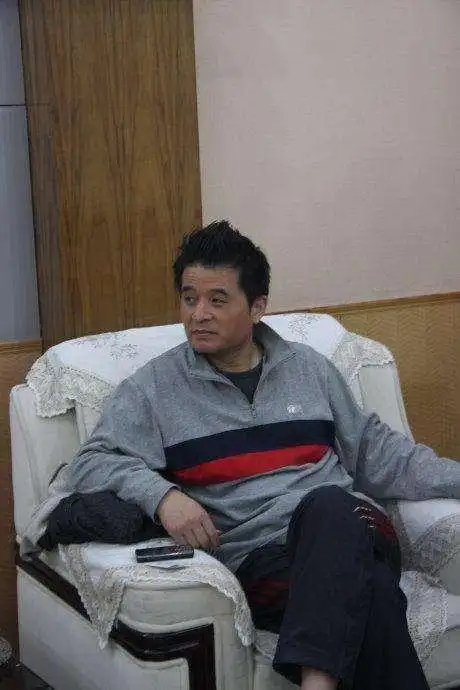 61岁毕福剑真老了素颜老年斑明显还有黑眼圈穿粗条纹衫像老翁