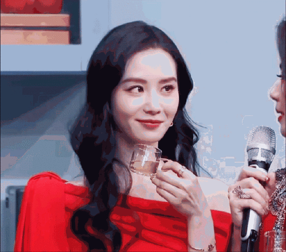 哇 今晚刘诗诗好甜啊,盯着刘涛笑的眯起眼睛也不1了哈哈哈哈哈哈哈哈