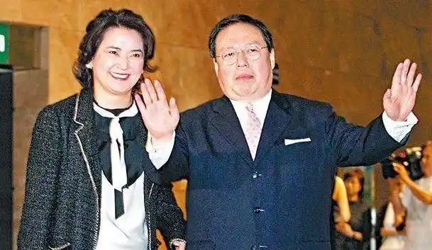 孙俪姨奶胡慧中与出狱丈夫首度合体露面,女儿太胖没遗传妈妈美貌