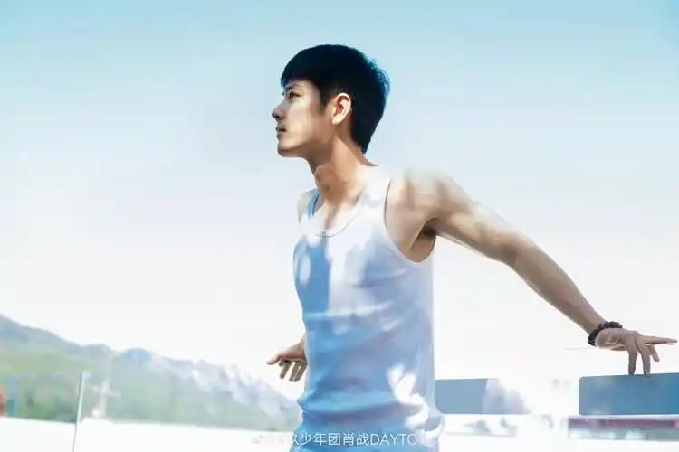 肖战肌肉,哥你也露个腹肌__财经头条