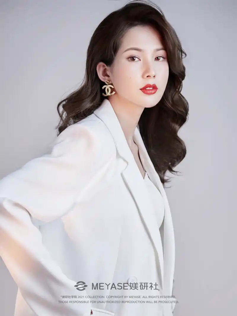 meyase|职业妆(长发波浪卷)写真