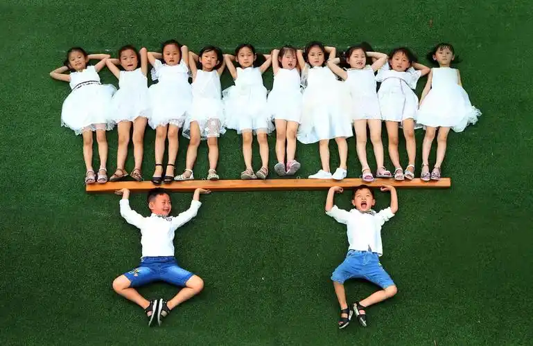 幼儿园最萌毕业照来袭 创意秒杀大学生