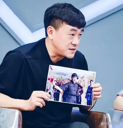 不愧是演员何冰,看看他妻子是谁