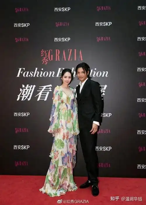 已经变成了这样——图源 | 微博@向太tiffany陈岚设计复杂的连衣裙