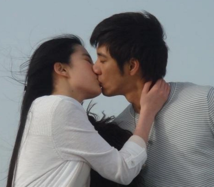 被称为"神仙姐姐"的刘亦菲也暗恋过明星,她的暗恋对象是知名歌手