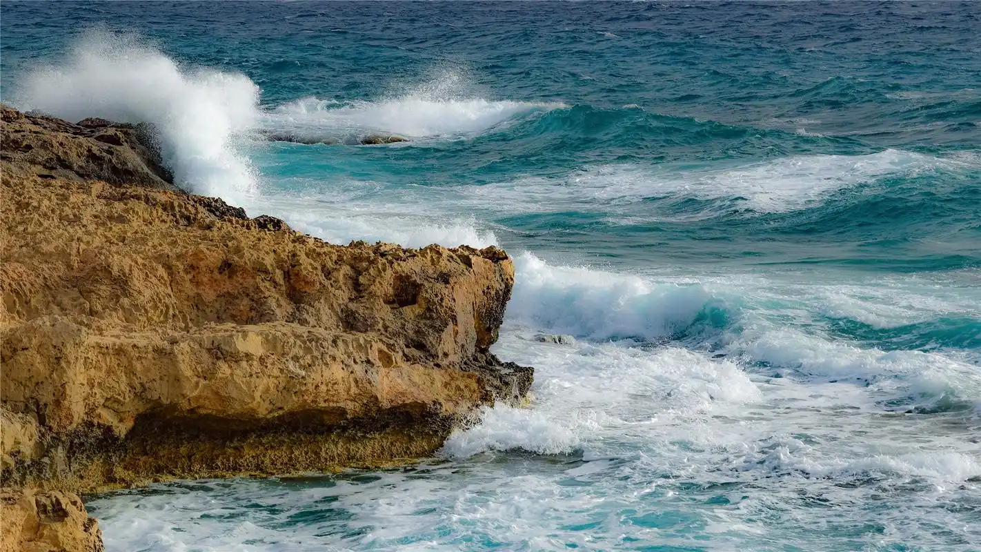 海边汹涌浪花高清桌面壁纸