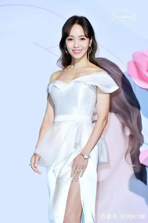 明星侯佩岑星尚活动风尚大秀,甜美笑容高挑身材气质尽显!